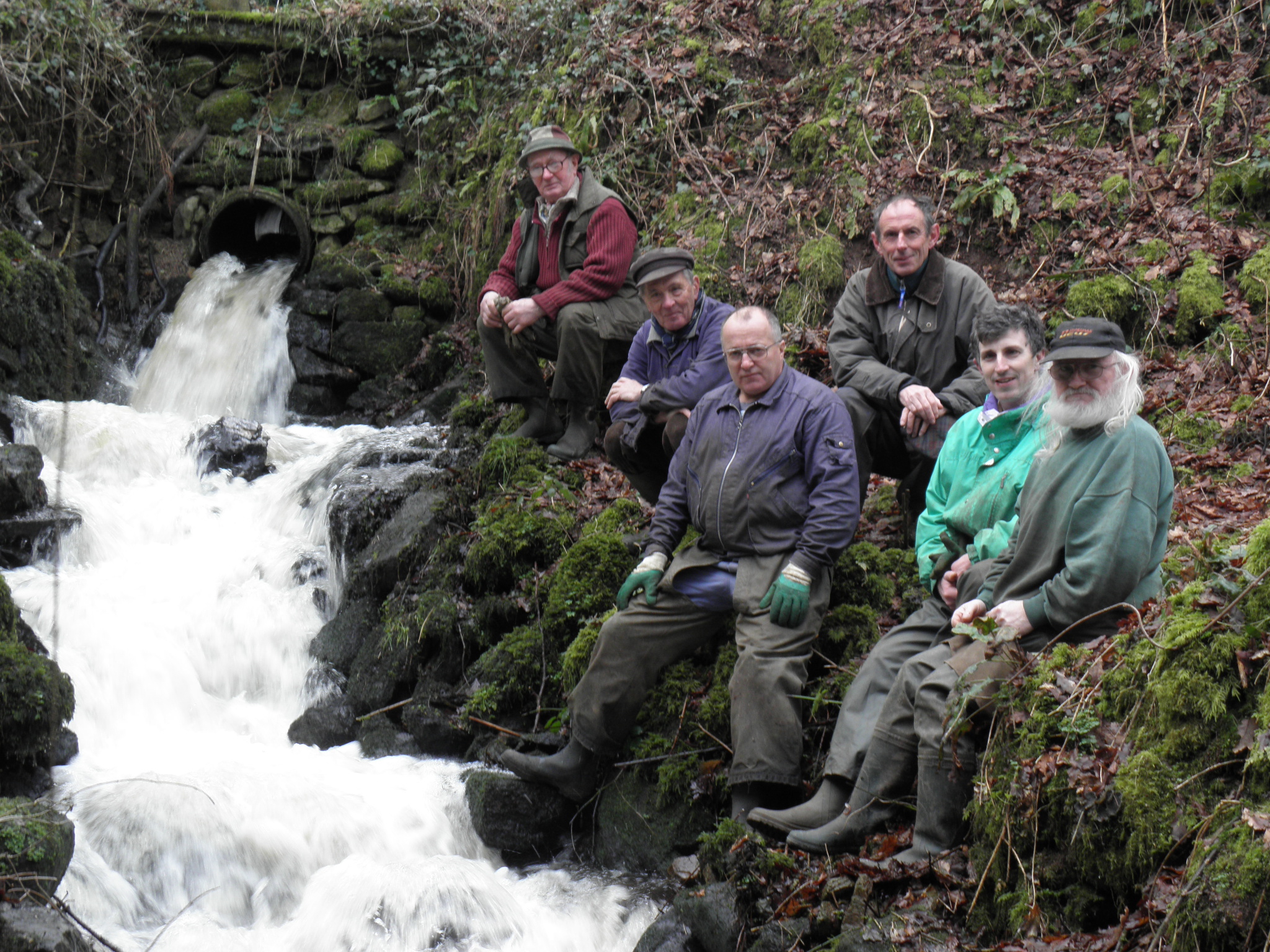 Eau & Rivières de Bretagne - groupe à coté d'une rivière 