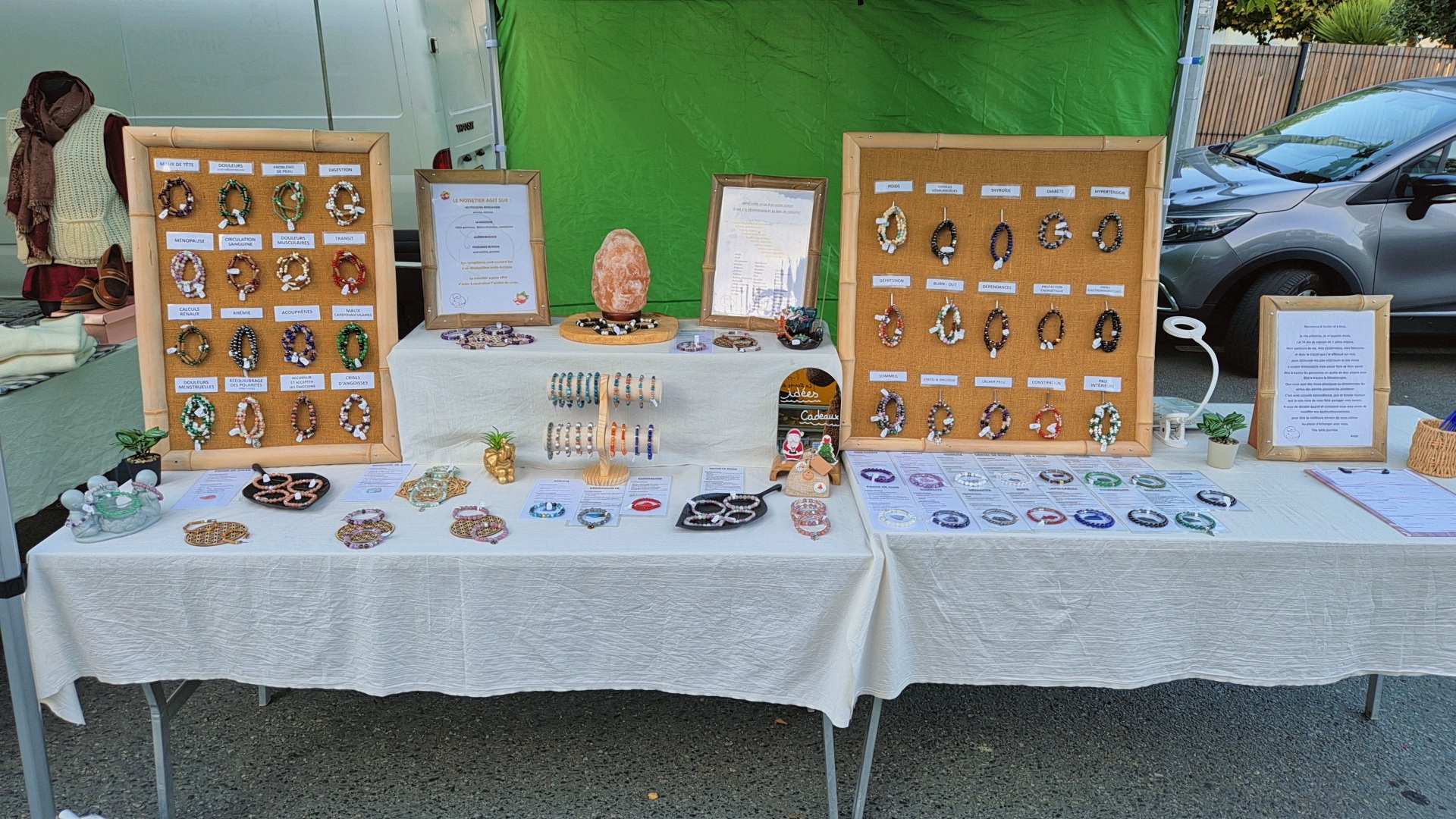 Alyna - bracelets sur une table